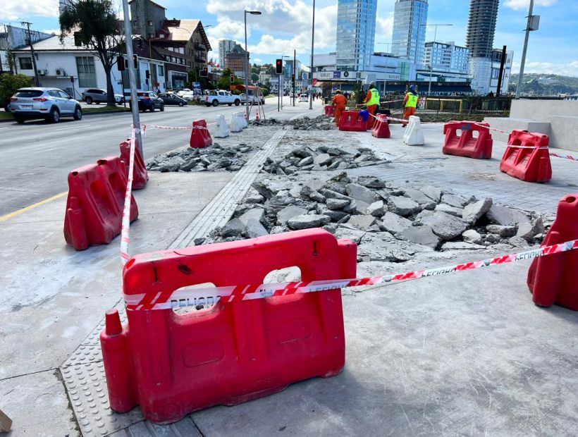 [FOTOS] Repavimentan calle detrás de la escultura de Los Enamorados de Puerto Montt