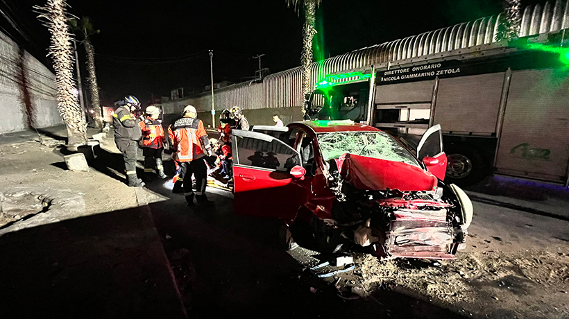 Dos lesionados dejó choque entre vehículo menor y rampla de camión en Iquique