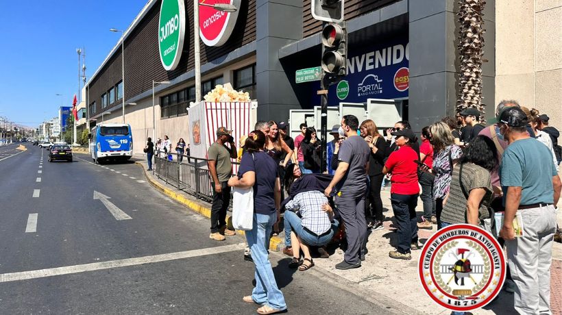 Adulta mayor fue atropellada por un microbús afuera del Jumbo Angamos en Antofagasta Adulta mayor fue atropellada por un microbús afuera del Jumbo Angamos en Antofagasta