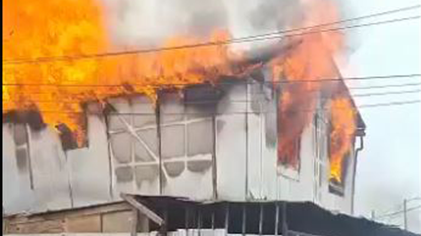 Incendio estructural consumió una vivienda de dos pisos en Quillota