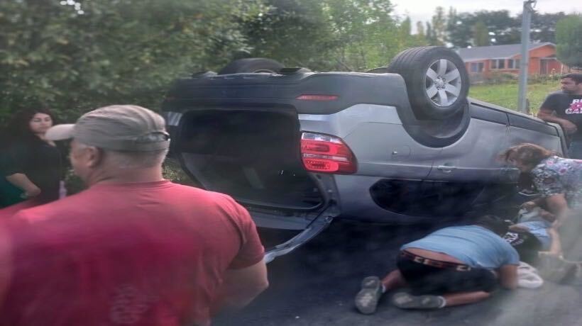Volcamiento de vehículo en Puqueldón deja una persona lesionada