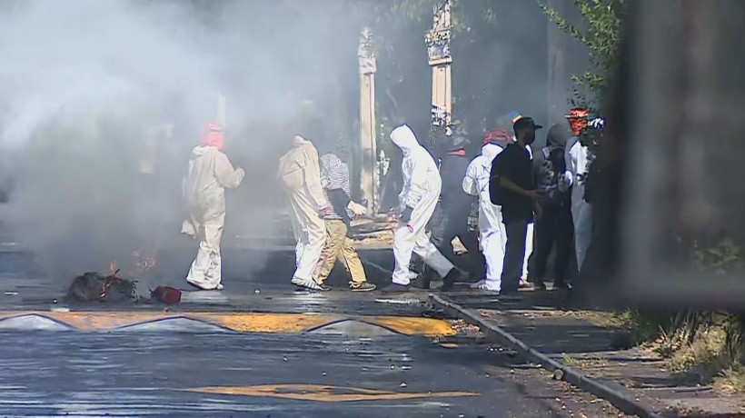 Tras llamado a "Mochilazo": overoles blancos lanzan bombas molotov en INBA Tras llamado a "Mochilazo": overoles blancos lanzan bombas molotov en INBA