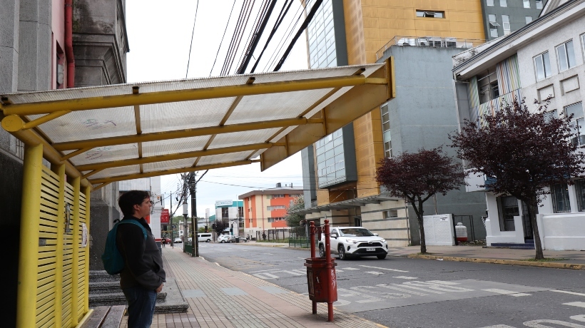 Acusan que nuevos paraderos en Osorno no protegen de la lluvia en invierno
