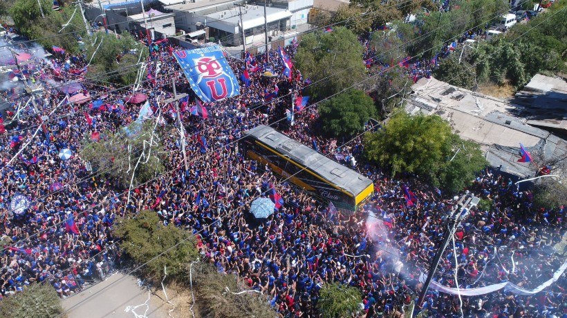 De cara al Superclásico: banderazo de hinchas de la U terminó con disturbios