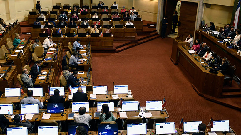Diputados oficialistas buscan poder sesionar en Santiago: UDI tilda propuesta como "una lápida" a la descentralización