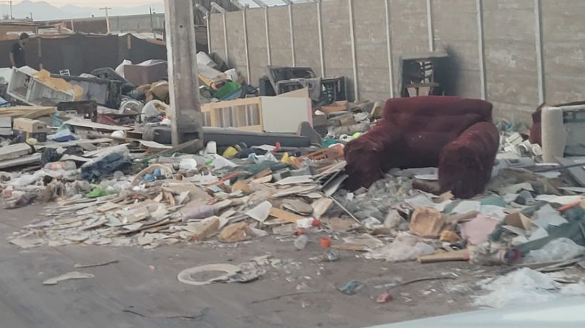 Denuncian foco de insalubridad por microbasural ubicado cerca de colegio en Antofagasta