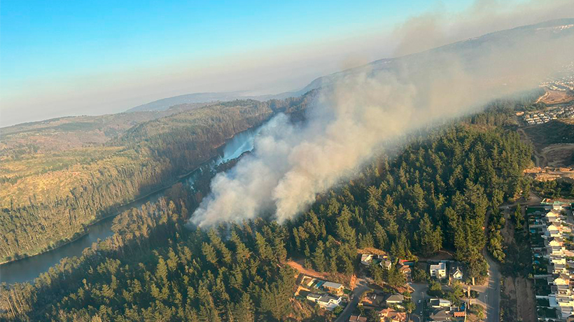 Valparaíso: se mantiene en combate el incendio forestal en Placilla de Peñuelas