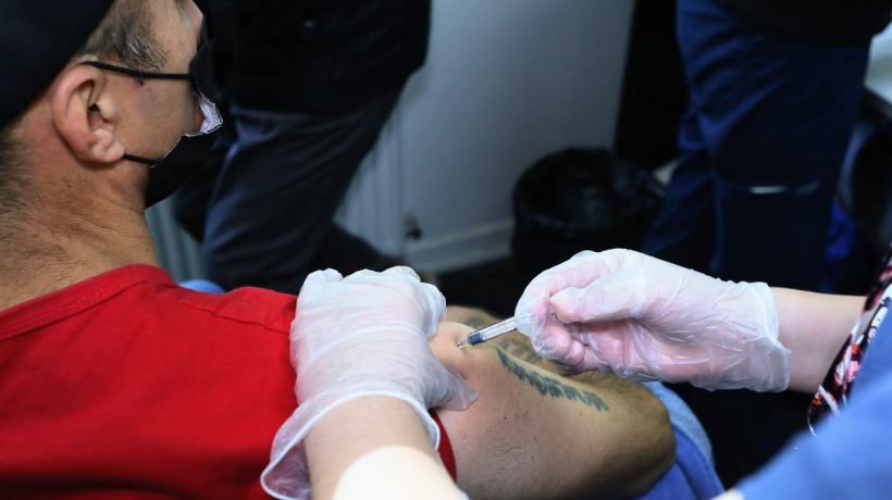 Realizan primer operativo de vacunación contra la influenza y el Covid-19 para personas en situación de calle en Concepción