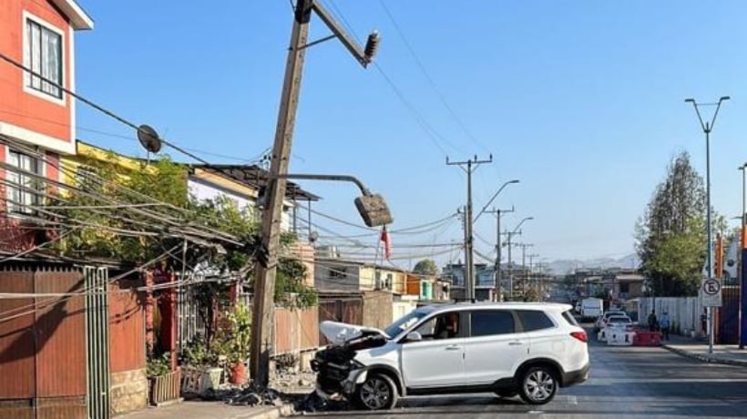 Un lesionado dejó colisión de un vehículo con un poste en el sector norte de Antofagasta