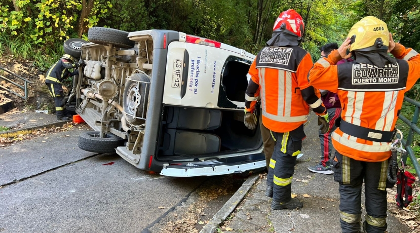 Furgón de transportes volcó en cuesta O´Higgins de Puerto Montt: no llevaba pasajeros Furgón de transportes volcó en cuesta O´Higgins de Puerto Montt: no llevaba pasajeros