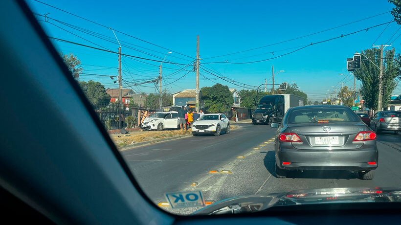 Accidente en Quilpué implicó un auto y un camión: hay una persona lesionada