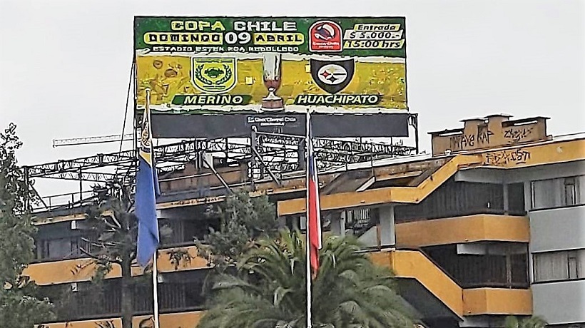 Copa Chile: Teniente Merino se la juega promocionando el partido ante Huachipato con una gigantografía