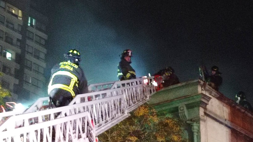 Hombre saltó desde un segundo piso: incendio en local comercial de Santiago dejó dos lesionados