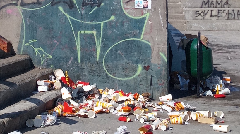 “No tienen basurero o la municipalidad no ha hecho el aseo”: Denuncian microbasural a las afueras del McDonald’s en Antofagasta