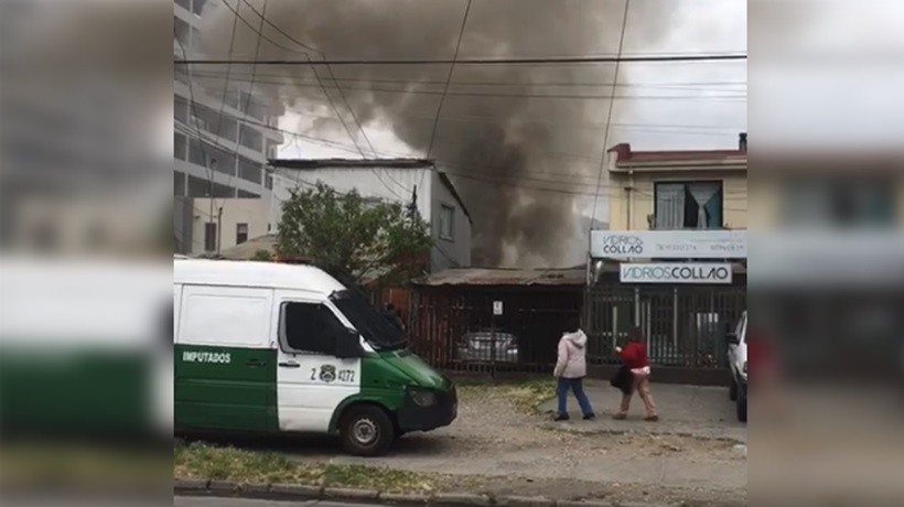 [VIDEO] Incendio afectó a viviendas en avenida Collao de Concepción y obligó a evacuar colegio especial