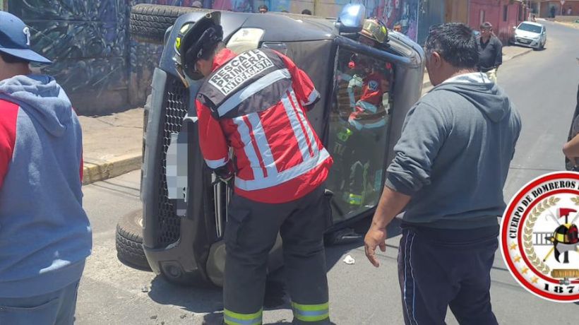 Volcamiento de vehículo terminó con dos lesionados al norte de Antofagasta