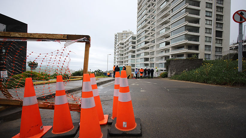 Propietarios de edificios cercano a socavones en Viña en picada contra autoridades tras nuevo colapso