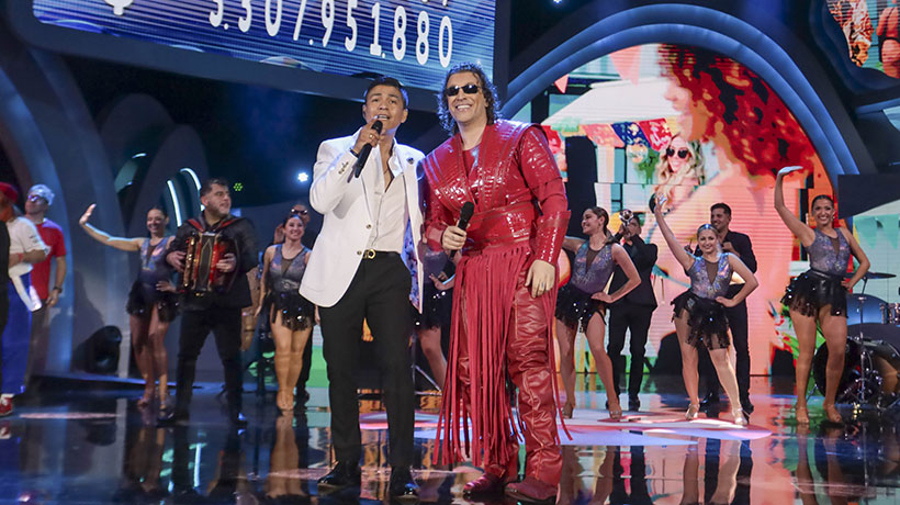 “Qué perso tiene”: Los hilarantes memes que dejó el look de Leo Rey en show de la Teletón
