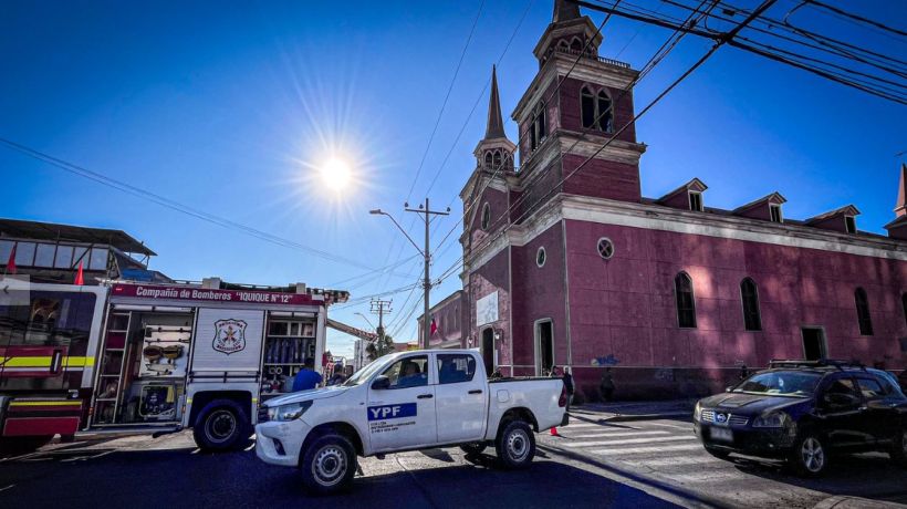 Fuego en Iglesia San Francisco movilizó a Bomberos de Iquique