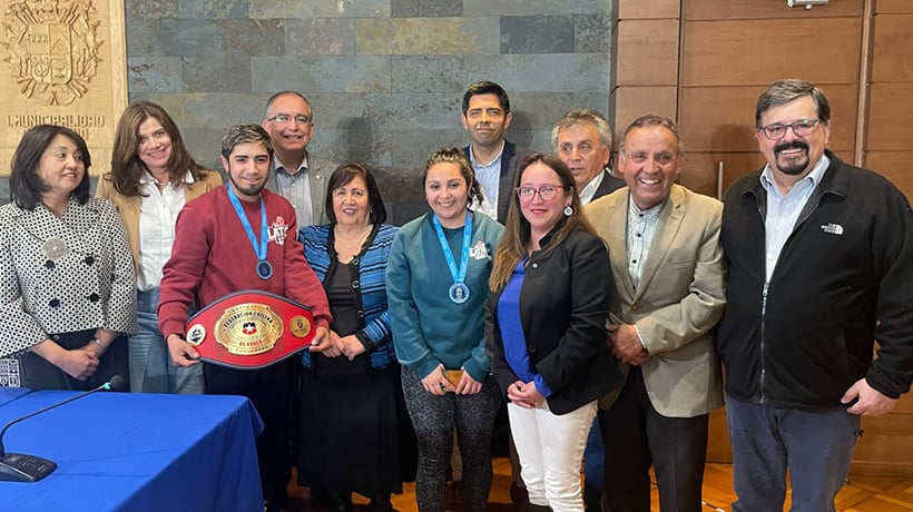 Entregan medalla ilustre municipal al boxeador osornino Claudio Laviñanza
