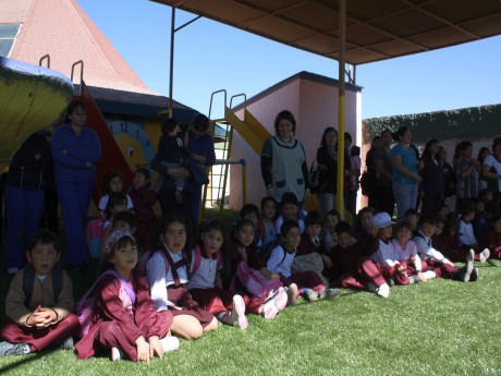 Jardín Llamito Blanco de Calama, cuenta con patio de césped sintético