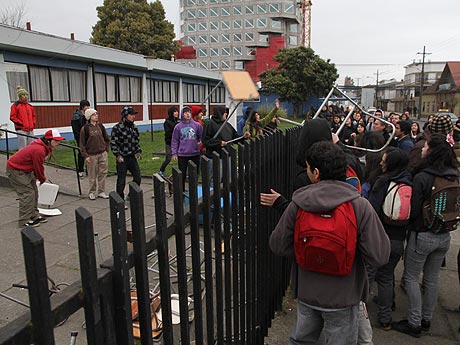 Alumnos del Liceo Eleuterio Ramírez se enfrentaron por ingreso a clases
