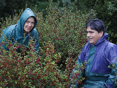 Los productores en su campo junto a los frutos. (Paula Ubilla)