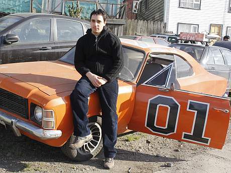 Chilote se luce con un modelo del General Lee en Castro