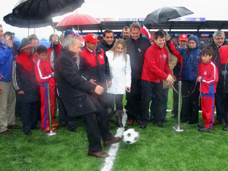 El club Tricolor inauguró su cancha sintética en Puerto Montt