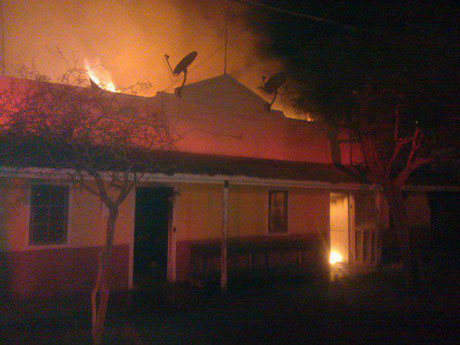 Gigantesco incendio afectó a seis casas y destruyó un auto en la comuna