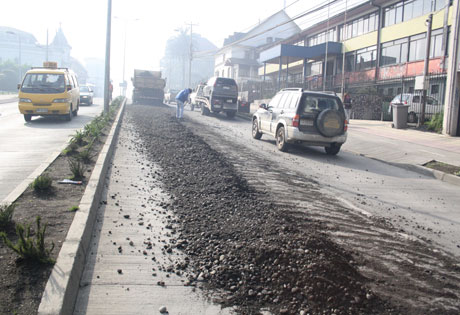 Carga de ripio cayó desde camión y obstaculizó Avenida Rodríguez en Osorno