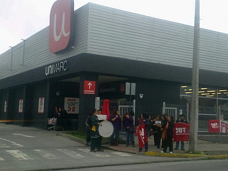 La CUT protestó fuera de un supermercado Unimarc de Puerto 