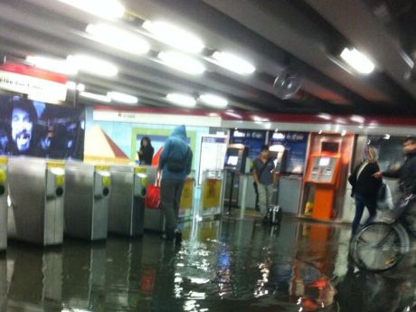Cortes de energía e inundaciones marcan las lluvias en la capital | Soychile.cl
