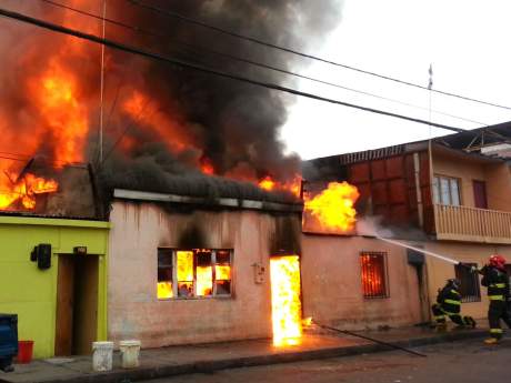 Un incendio consumió 3 casas en el sector norte de Iquique