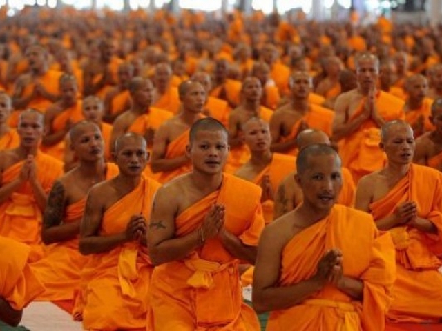 Más de 30 monjes budistas tailandeses fueron expulsados del templo por  drogarse