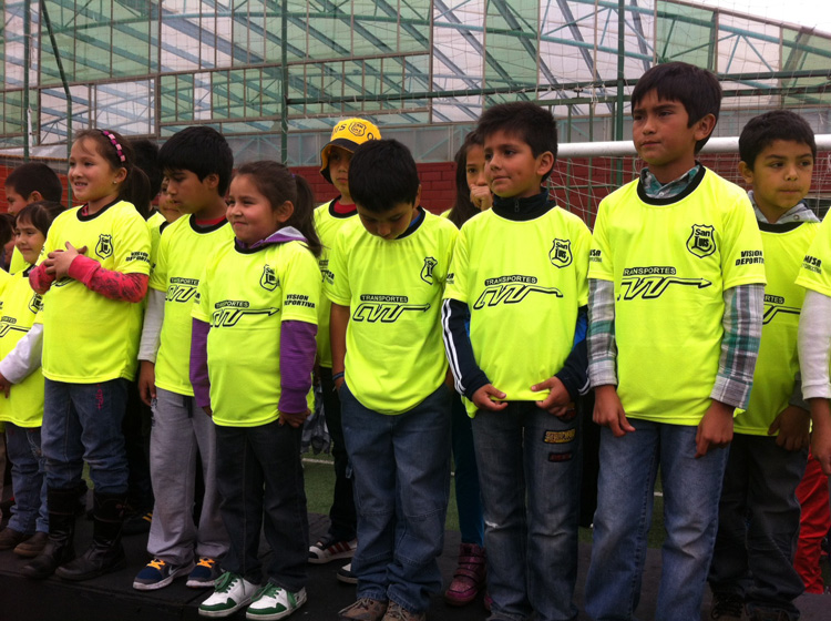 Programa radial de Quillota cumplió promesa y regaló camisetas de San
