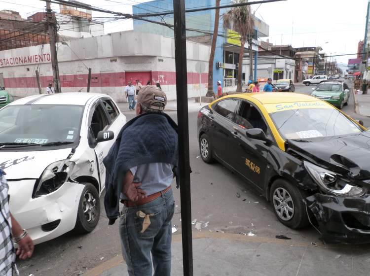 Un choque entre un colectivo y un vehículo particular dejó un hombre y