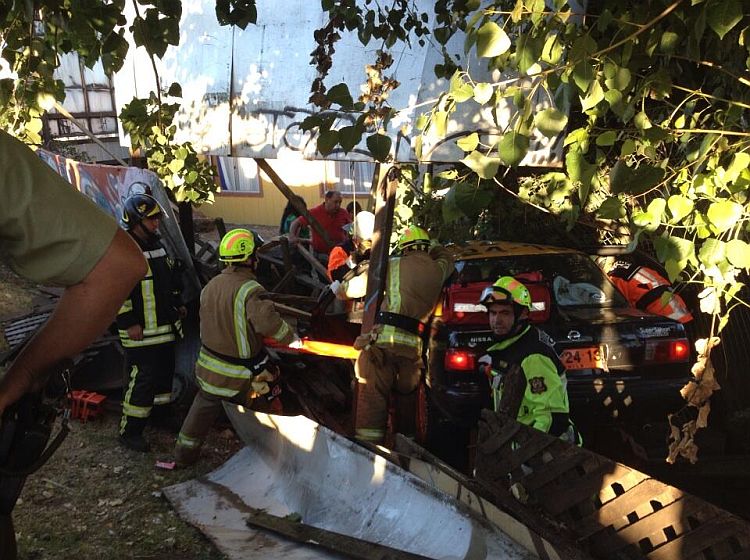 Un taxi terminó en el jardín de una casa tras chocar con una micro en