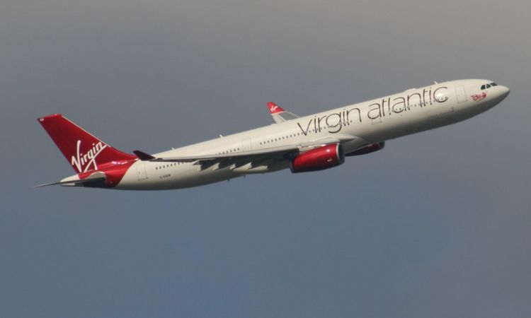 Una joven fue esposada en un vuelo por tener sexo en el baño del avión