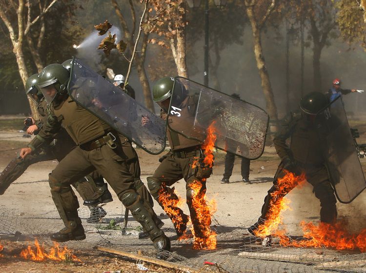 Carabineros y Fuerzas Armadas en una encrucijada