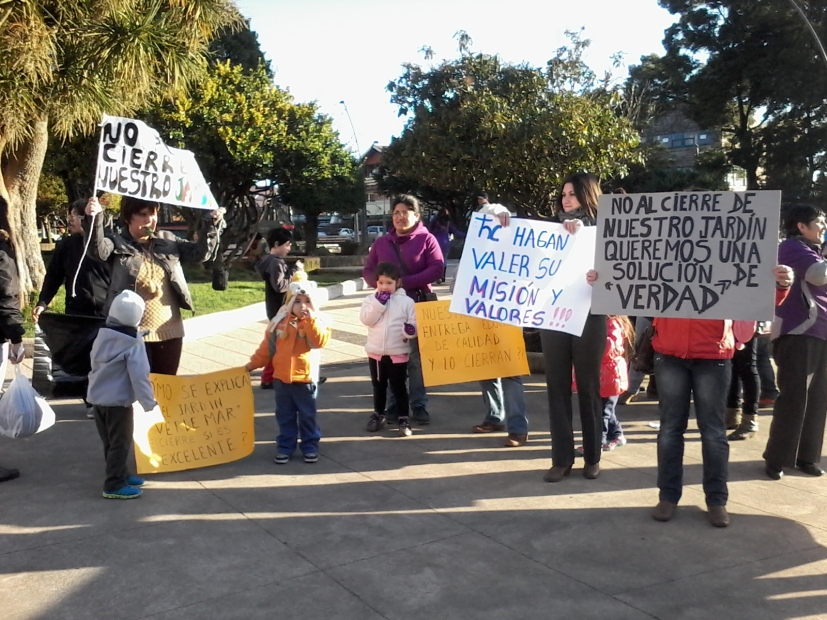 Vecinos de Ancud protestan por inminente cierre de jardín infantil