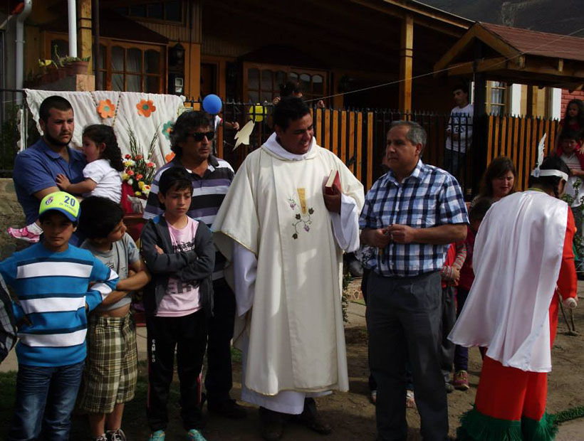 Padre Ignacio se enamoró y dejó la parroquia de Cabildo: fieles le entregan  su apoyo