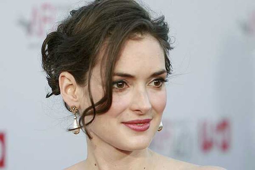 winona ryder y una modelo de victoria s secret son las nuevas víctimas