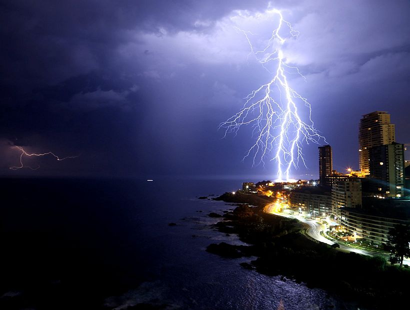 Así fue la espectacular tormenta eléctrica que hizo madrugar a la