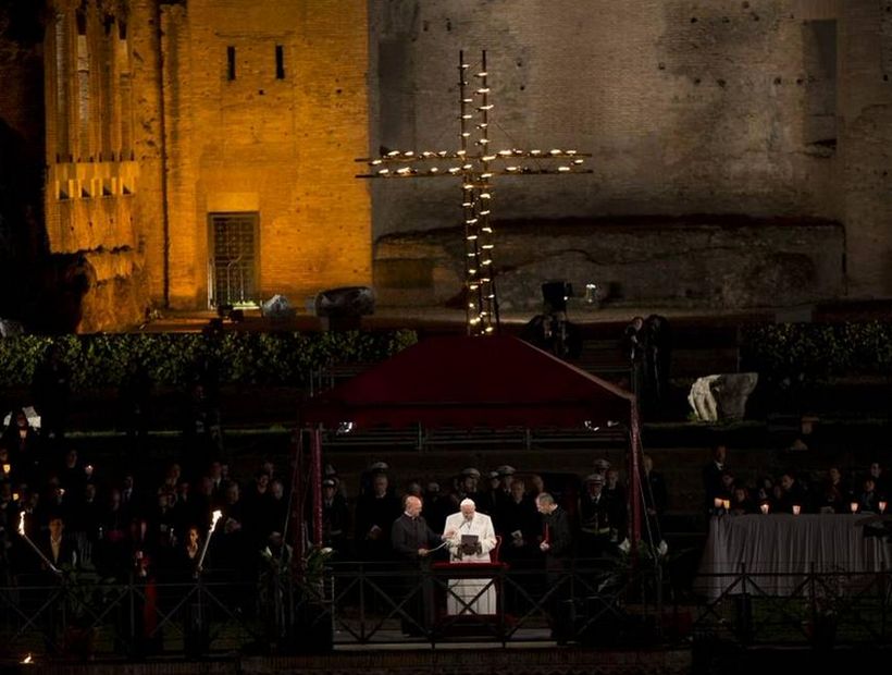 El Papa Francisco encabezó el Vía Crucis en el Coliseo romano soychile.cl