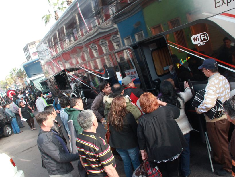 Caravana de buses partió rumbo a La Moneda para entregar 