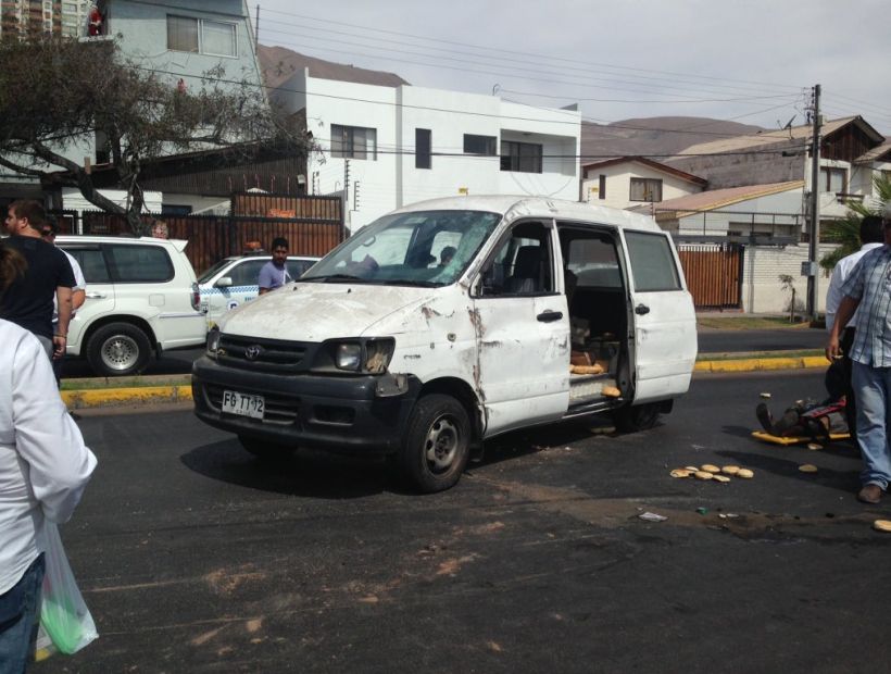 Un herido dejó el choque de dos autos en el sector sur de Iquique