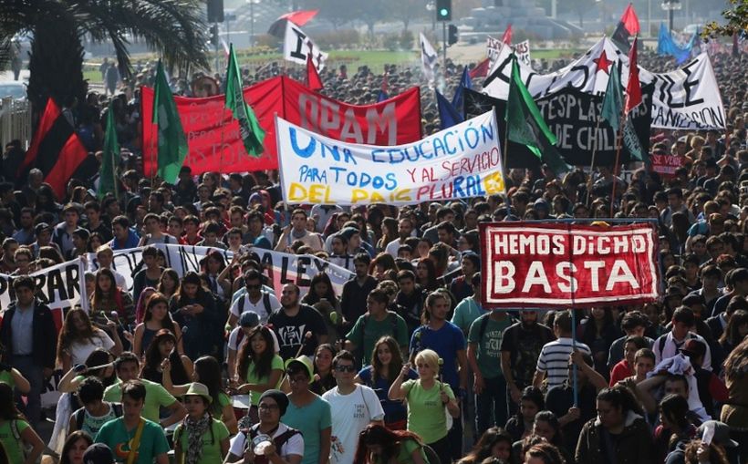 La columna avanzando por Alameda al poniente (Agencia Uno).