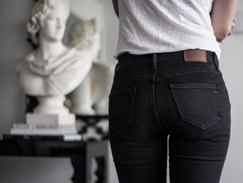 La asesora de imagen te aconseja que siempre te agaches al momento de probarte tus jeans (Cedida)