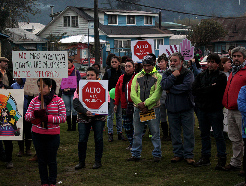 Mujeres y hombres se manifestaron en Puerto Aysén contra la agresión que sufrió Nabila Rifo (Jonaz Gómez/Agencia Uno)